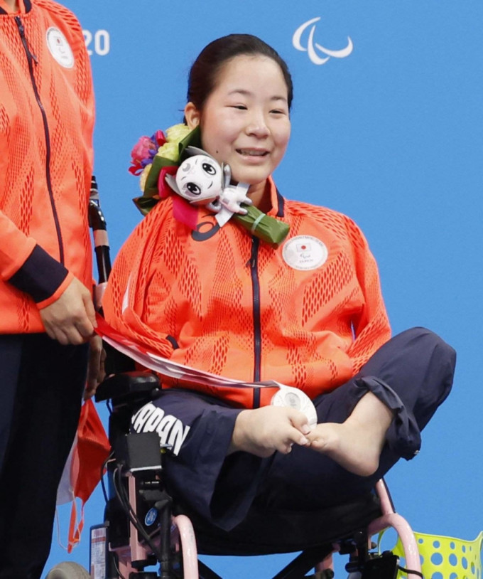 山田美幸於女子100米背泳比賽中勇奪銀牌，成為日本隊史上最年輕的獎牌得主。