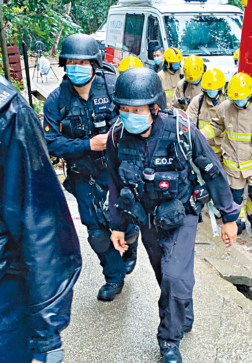警方爆炸品处理课人员到场引爆战时手榴弹。