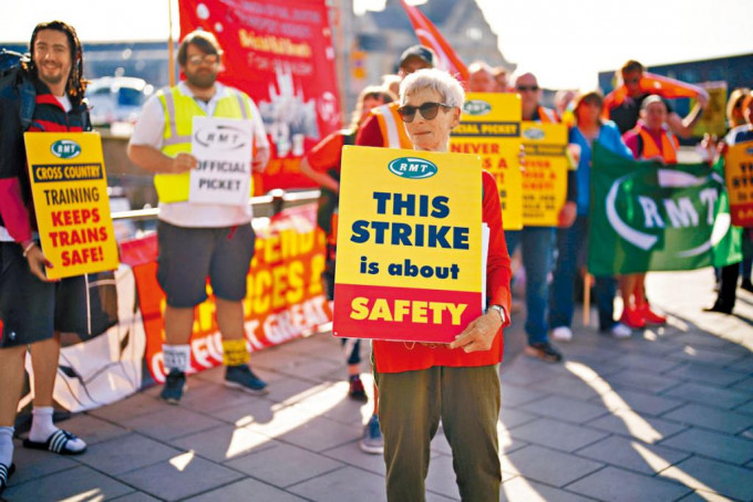 RMT工会成员举标语牌撑铁路大罢工。