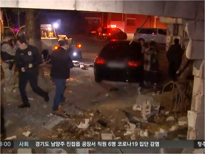 一輛私家車撞向駐韓美軍基地。JTBC電視台截圖