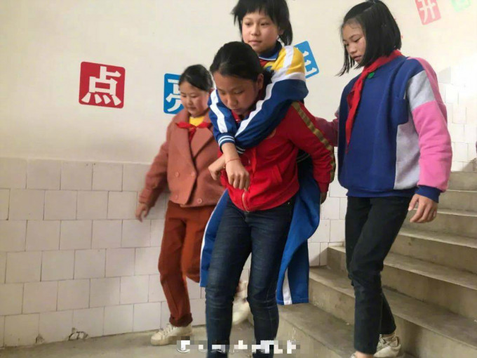 刘小芬如果想走出教室，同学们都会主动去背她。　微博图片