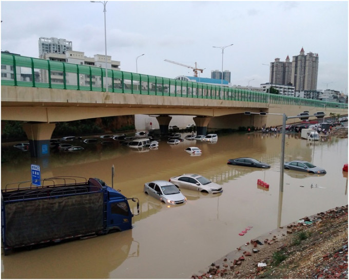 南寧市遭受強降雨襲擊，部分城市道路嚴重水浸不少車輛被水淹沒。 新華社