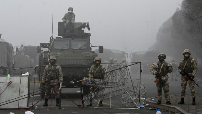 哈薩克出動裝甲車及軍隊應對示威。AP圖片