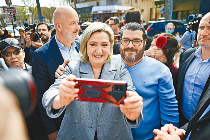 马琳．勒庞周五到法国南部纳博讷拉票时，与支持者自拍。