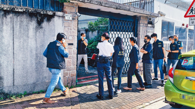 大批探員到九龍塘雅息士道獨立屋行劫現場調查。