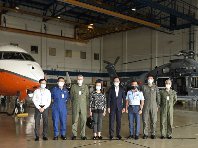 聶德權今日（18日）到訪政府飛行服務隊。