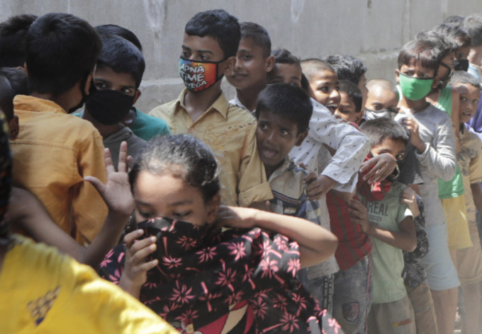 印度最大贫民窟确诊病例过千。AP图
