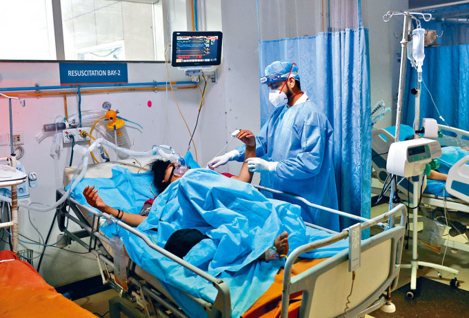 ■新德里醫院急症室的新冠病人。