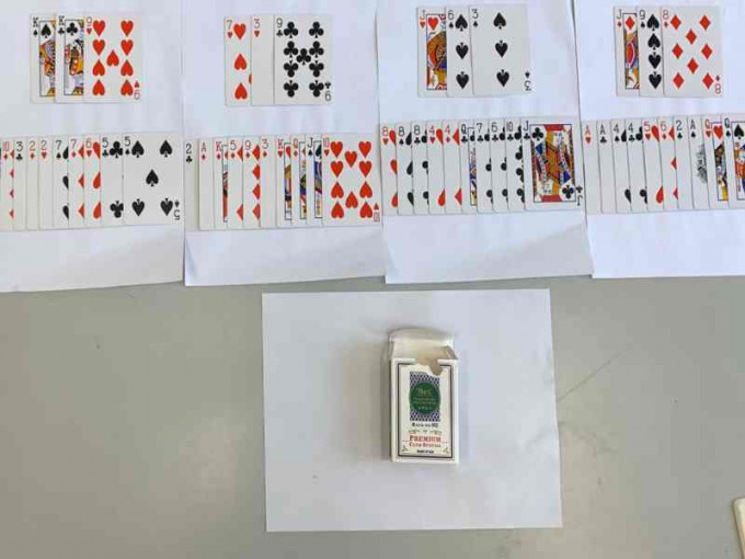 警员行动中亦检获两副扑克牌和小量赌款。图:警方提供