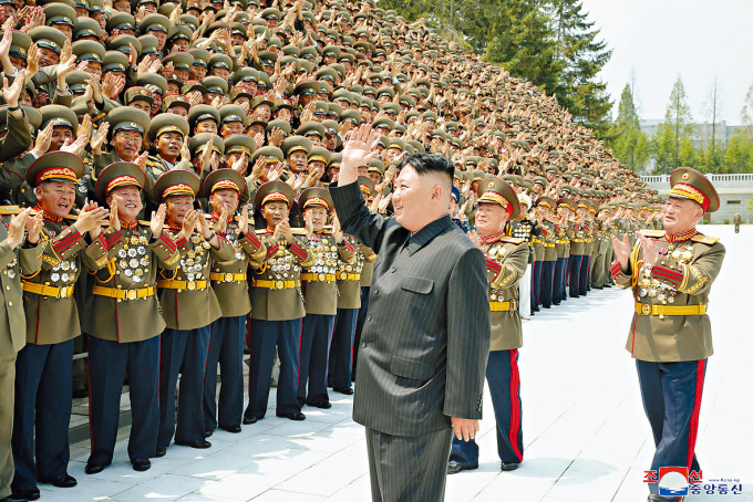金正恩上月于平壤会见北韩官兵。