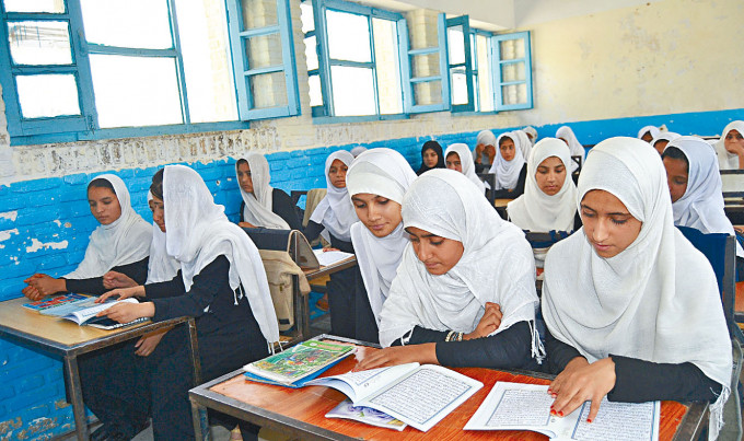 二〇一七年一群女学生在坎大哈高中上课。
