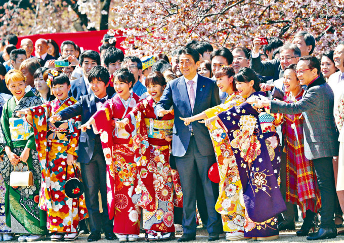 安倍晋三去年四月在东京出席赏樱会。