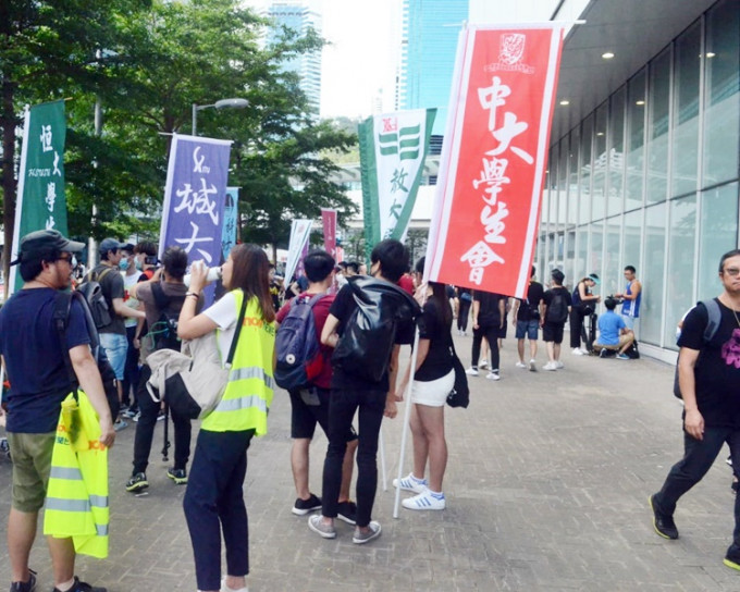 多間大專學生會成員帶同所屬旗幡到示威區。