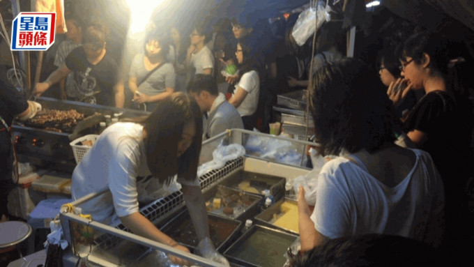 陳茂波早前在網誌提到，要把香港的夜市搞活搞旺，圖為青衣戲棚。資料圖片