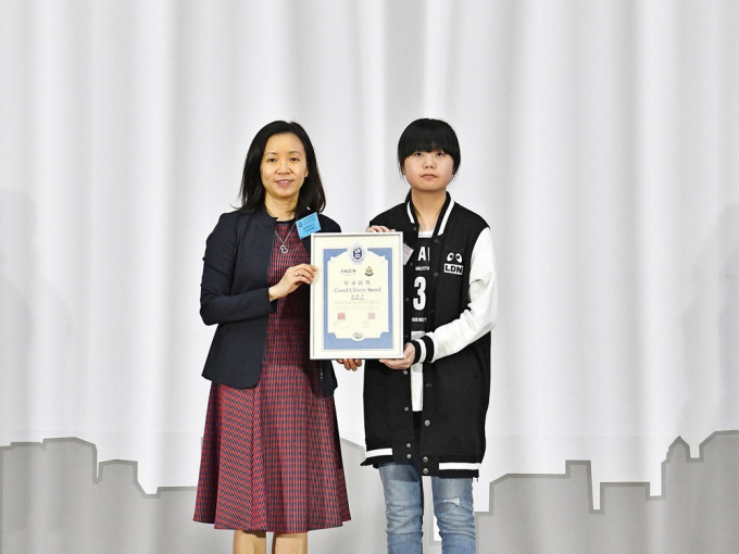 15歲的吳慕萍(右)為最年輕的得獎者。