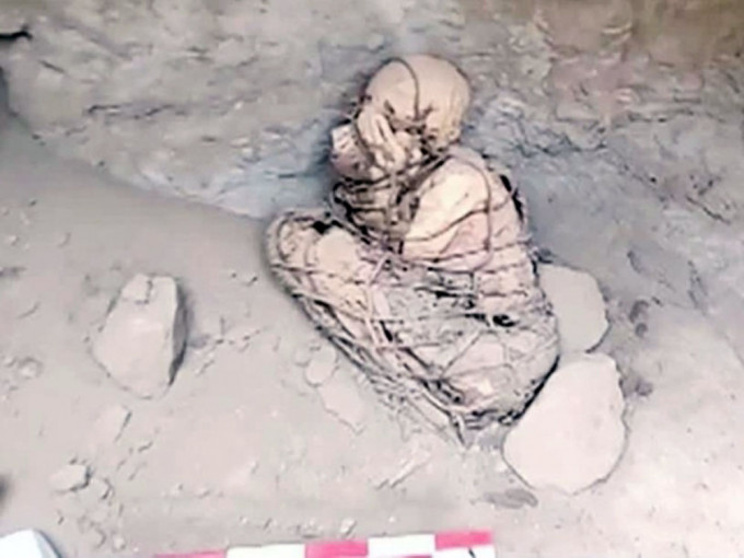 秘鲁发现逾八百年历史「双手掩面」木乃伊。