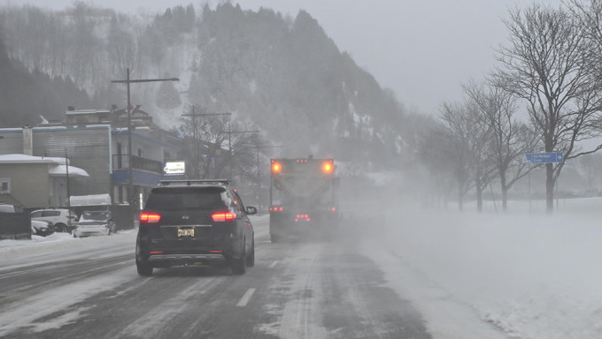 加拿大近日遭受冬季风暴影响，多处出现暴风雪。AP