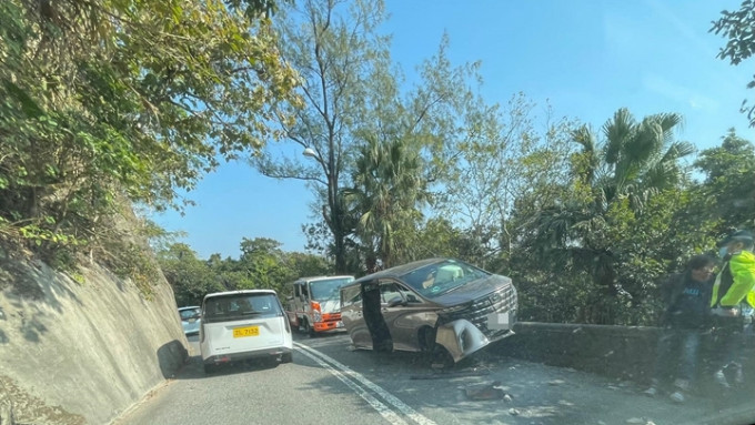 七人車失事撞壆。fb香港突發事故報料區圖片