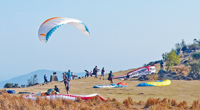 不少市民参与滑翔伞运动，但相关意外却不时发生。