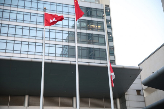 國泰航空總部國泰城今午下半旗致哀。