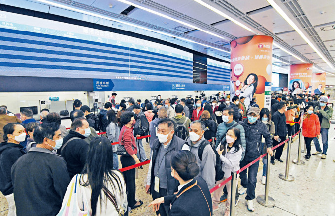 广深港高铁香港段周日复运，大批市民赶到西九龙站购买车票。