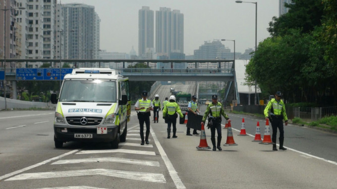 警方今午在油麻地西九龙走廊西往葵涌方向，近渡船街的一段路设置路障随机截查。