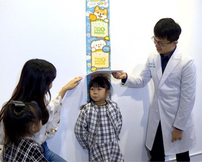 陳木榮醫生（右）指出，鮮奶是學童長高的關鍵。網圖