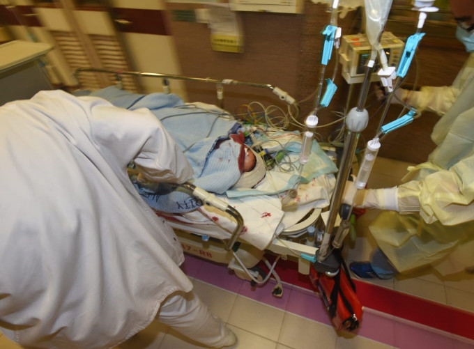 女伤者则昏迷并送往伊利沙伯医院抢救。