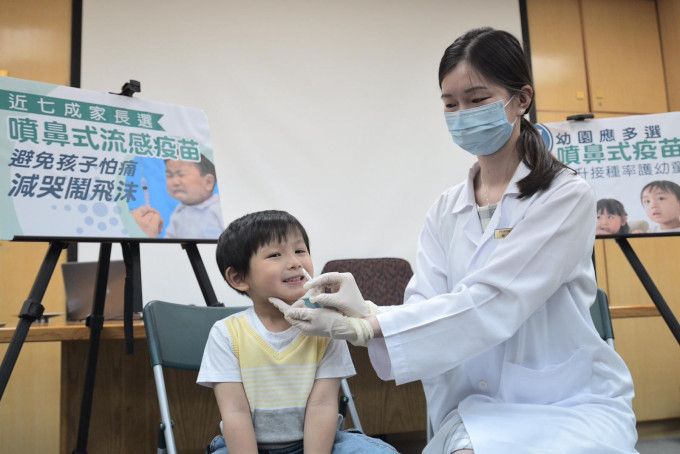 香港醫院藥劑師學會建議學童接種噴鼻式流感疫苗。