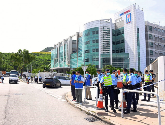 警方封锁壹传媒大楼调查，港台等被拒绝进入采访区。