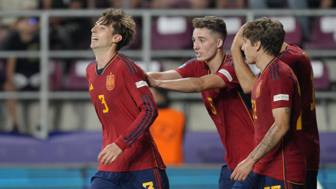 西班牙左路双雄桑米兰达（左）与沙治奥高美斯，于U21欧国杯大放异彩。资料图片