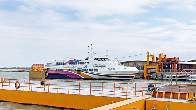 停泊在金門水頭碼頭的「小三通」輪船。