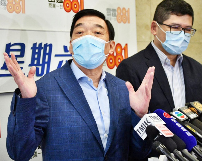 范鴻齡稱讚醫護人員在疫情下表現出色，他引以為傲。右為高拔陞。