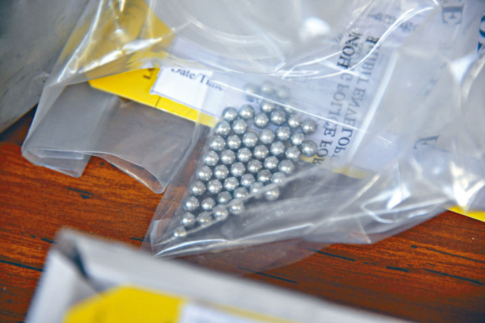 警方在被捕枪痴家中检获逾三十粒钢珠。