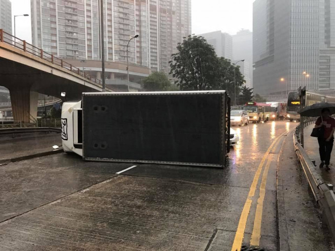 貨車疑因天雨路滑翻側。香港突發事故報料區fb群組