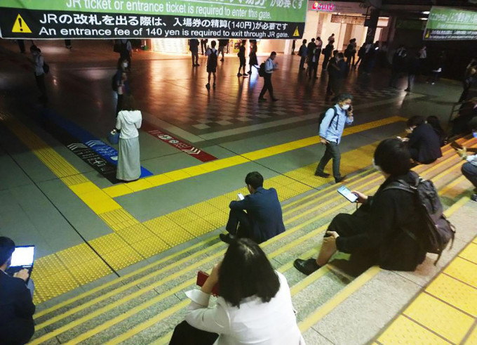地震發生後，新幹線、日本鐵路各線、私營鐵路和地鐵等紛紛停運，部分人在車站內過夜。AP圖片
