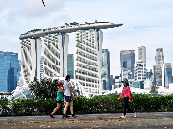 新加坡防疫措施原定今日届满，当局宣布再延长一个月。AFP