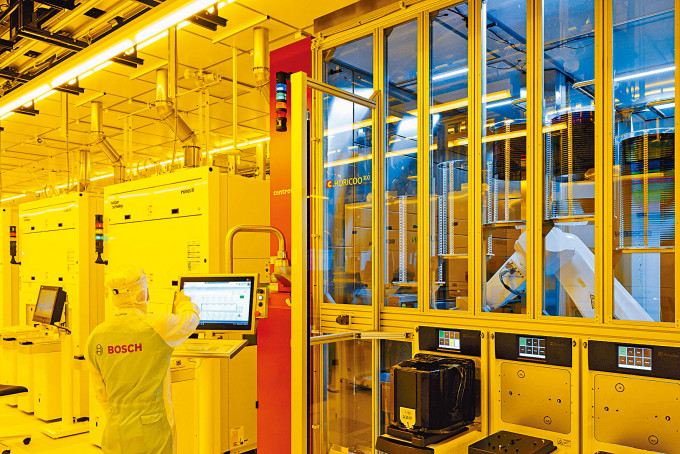 德國博世公司員工五月在東部城市德累斯頓的晶片廠房內工作。