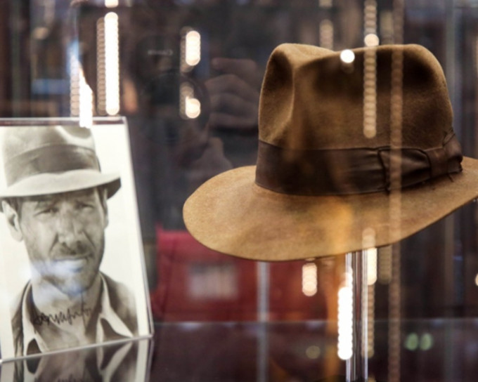 《奪寶奇兵》內飾演博士時所戴的牛仔帽，以超過50萬美元高價賣出。網圖