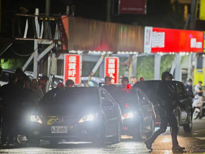 台灣有匪徒持槍脅持人質，與警方對峙約四小時後，釋放人質被捕。（網圖）