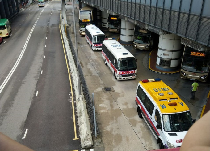 荃灣港鐵站一帶有大批警車及警員戒備。網上圖片