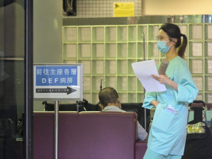 衞生防护中心错误将一名检测阴性的病人送入东区医院隔离病房。