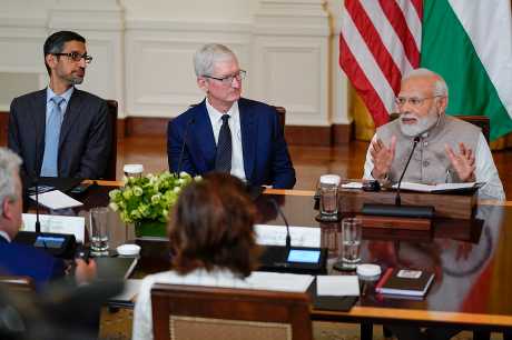 庫克(中)等幾位科技企業高層周五在白宮會唔印度總理莫迪。美聯社