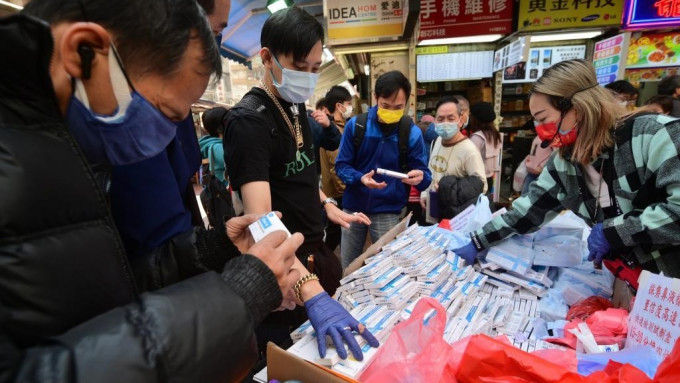 市民搶購檢測套裝。資料圖片