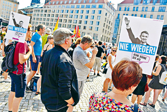 ■德累斯頓市前年的一場反排外集會，把另類選擇黨的高層霍克描繪成納粹分子。資料圖片