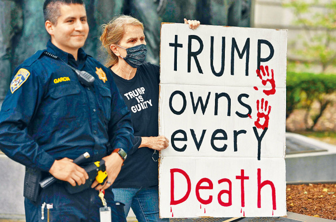 加州示威者手持标语，指特朗普要为新冠死者负责。