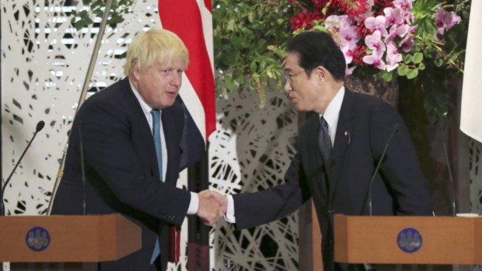 共同社报道约翰逊将于2月中访问日本与岸田文雄会晤。AP资料相　