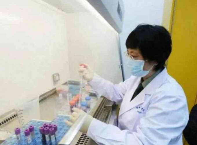 内地上月已批准新冠肺炎疫苗紧急使用。
