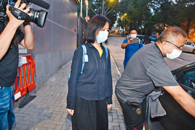 網媒前女記者協助警方國安處調查後，離開警署。