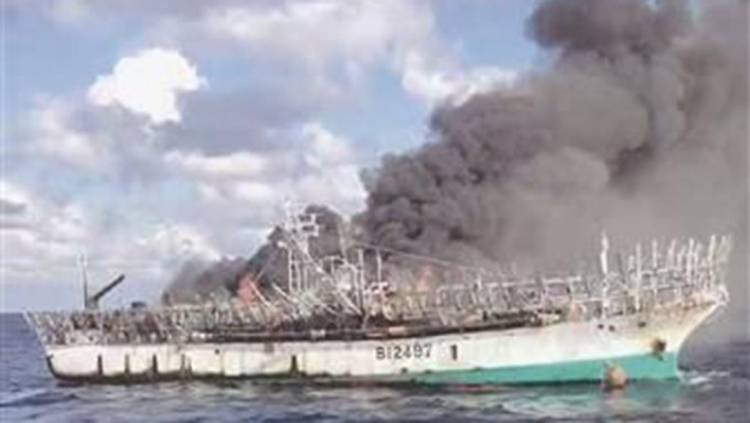 台湾渔船「祥庆号」被发现在海上起火。